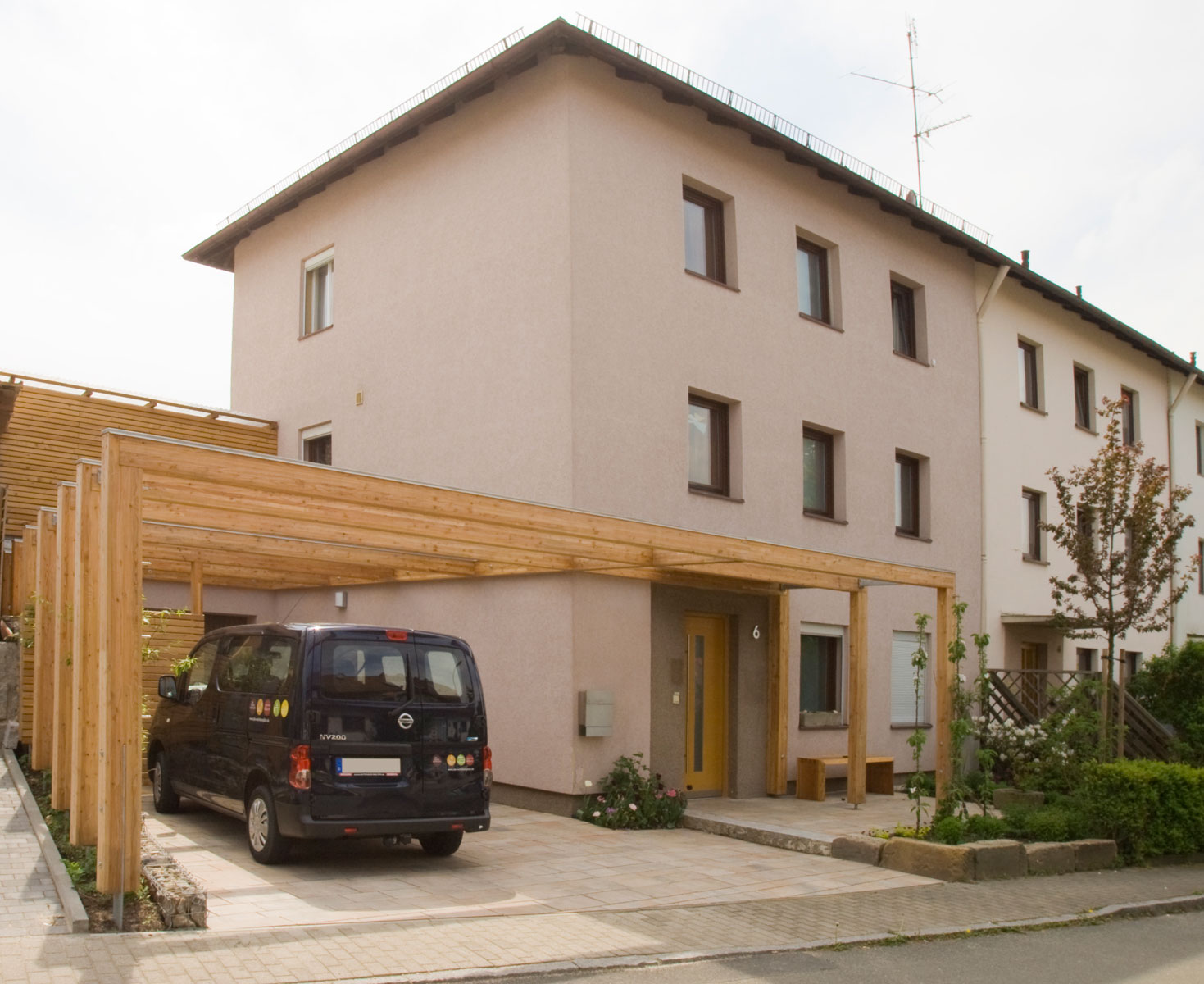 Carport und Vorgarten